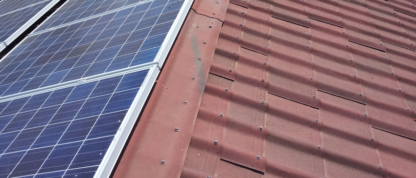 פנלים סולריים על גג אונדווילה HR