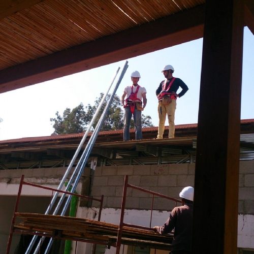 במהלך עבודות הקמת הגג